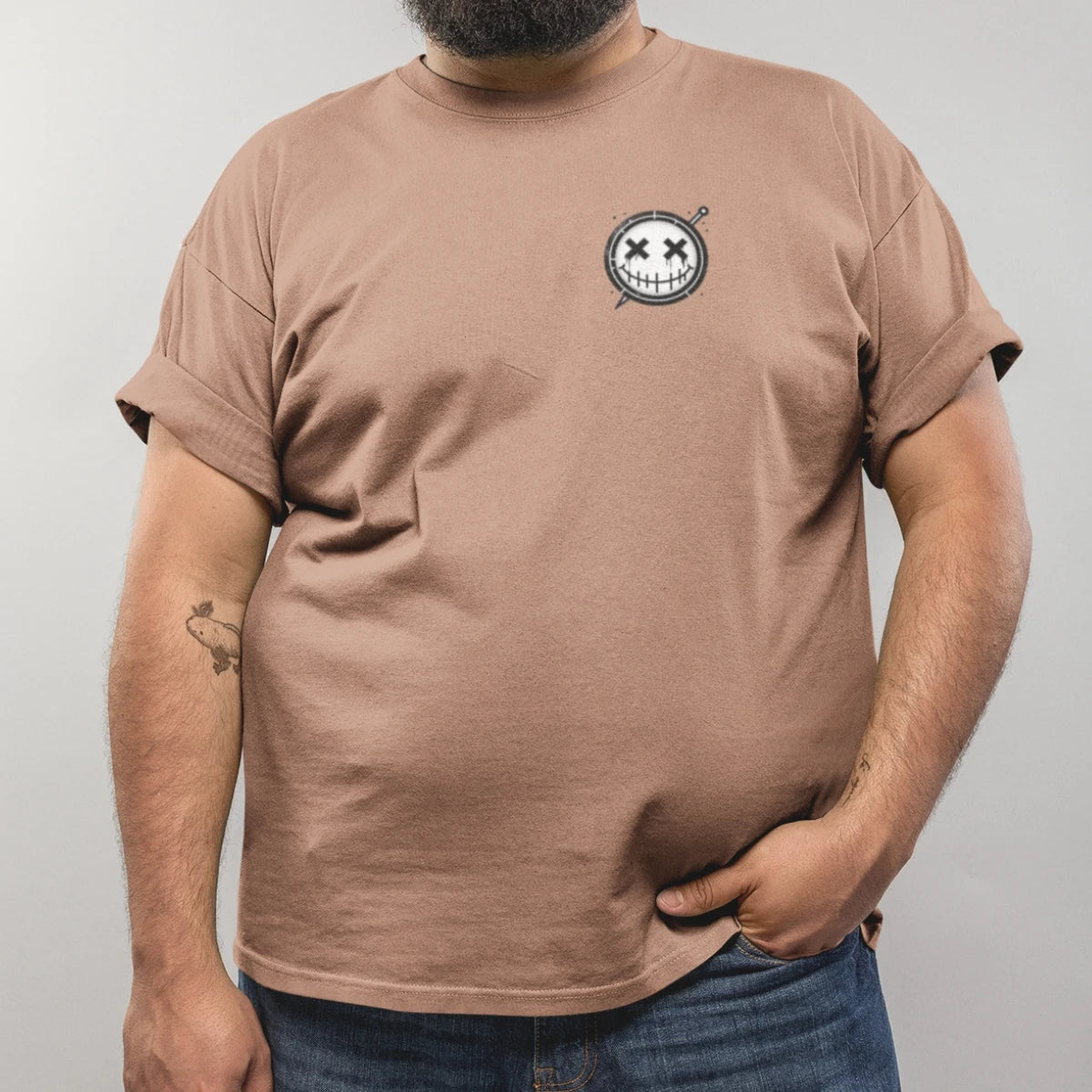 Camiseta Masculina GuGi Brasão Sorriso Costurado Agulha Estampa Pequena Minimalista CM01-504