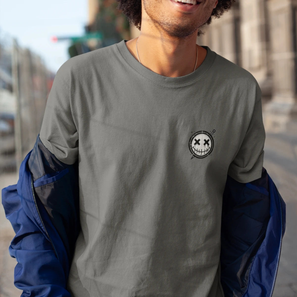 Camiseta Masculina GuGi Brasão Sorriso Costurado Agulha Estampa Pequena Minimalista CM01-504