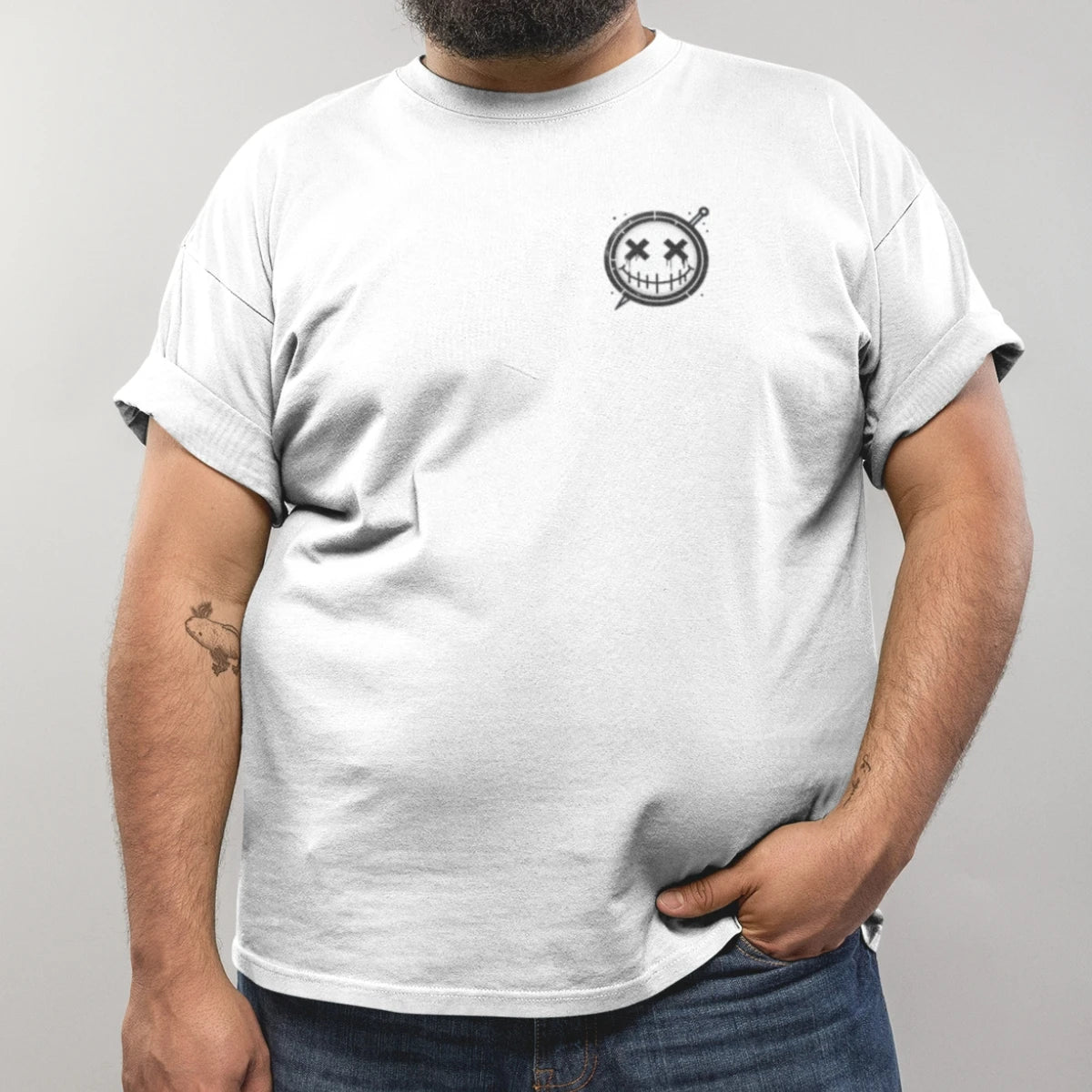 Camiseta Masculina GuGi Brasão Sorriso Costurado Agulha Estampa Pequena Minimalista CM01-504
