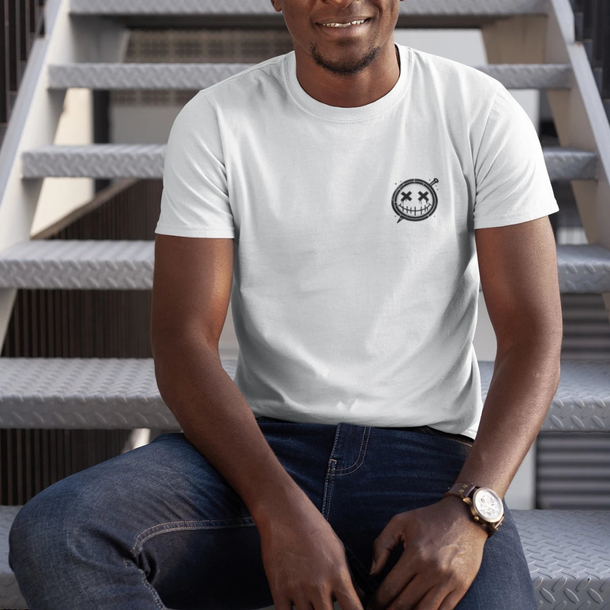 Camiseta Masculina GuGi Brasão Sorriso Costurado Agulha Estampa Pequena Minimalista CM01-504