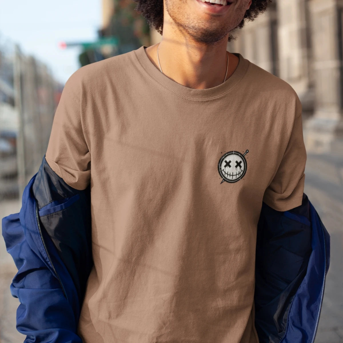 Camiseta Masculina GuGi Brasão Sorriso Costurado Agulha Estampa Pequena Minimalista CM01-504