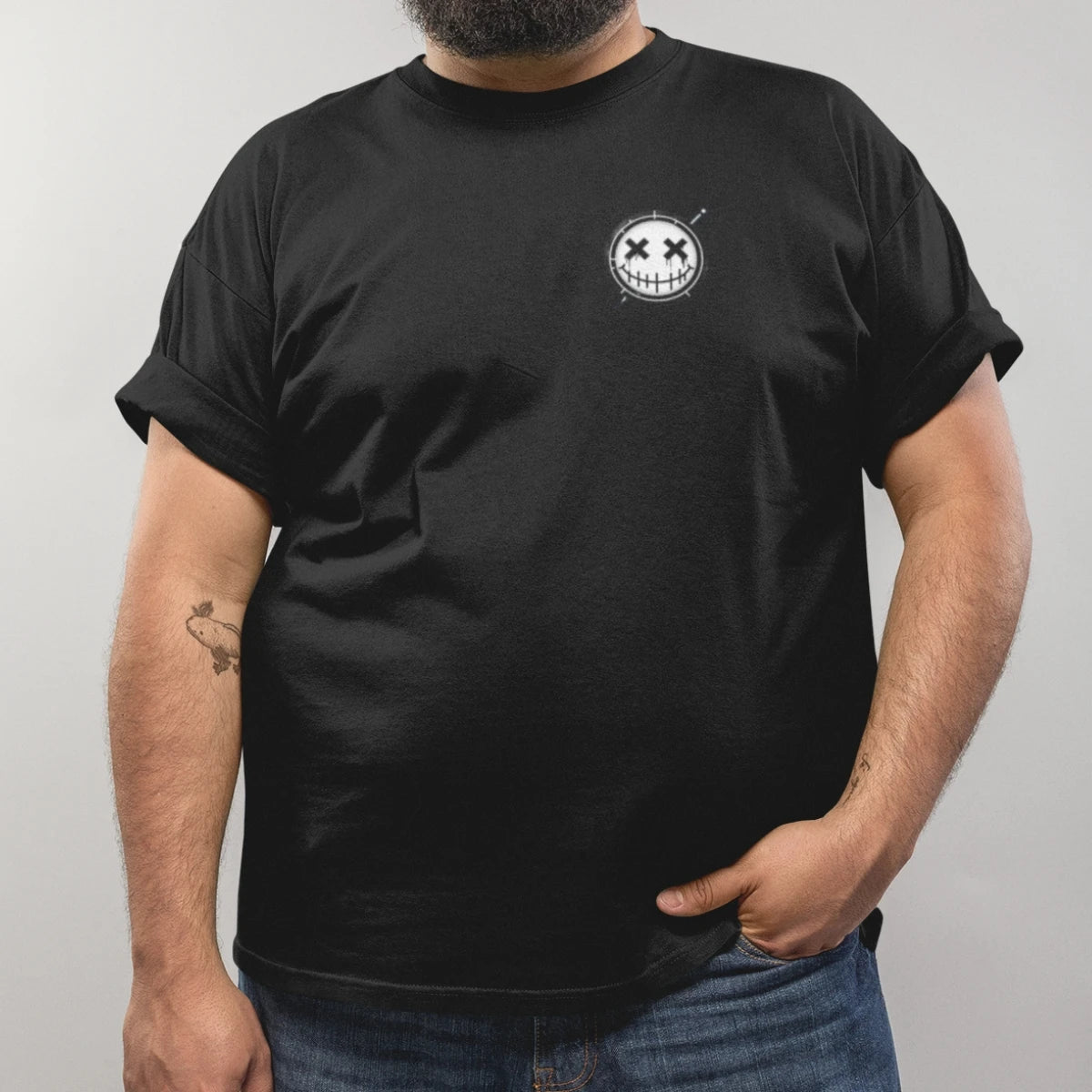 Camiseta Masculina GuGi Brasão Sorriso Costurado Agulha Estampa Pequena Minimalista CM01-504